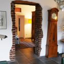 Blick ins´s Schlafzimmer mit Biedermeier-Standuhr